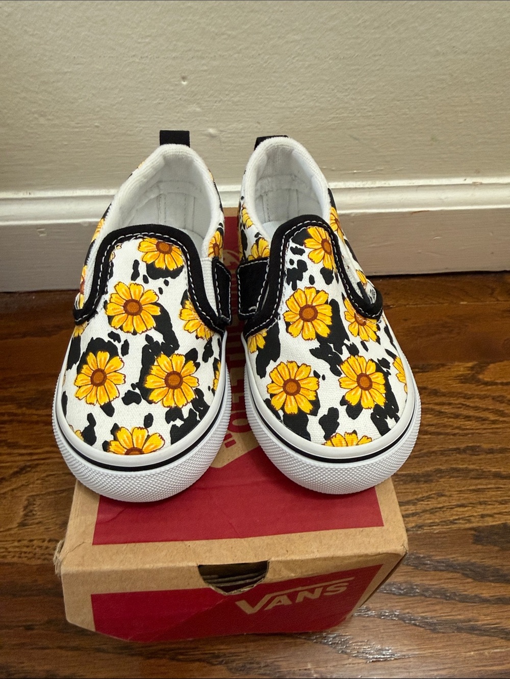Vans Toddler Slip-On Sneakers in White, Yellow & Black Floral Print